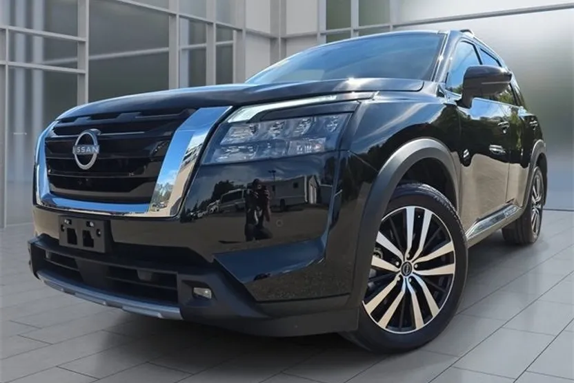 2025 Nissan Pathfinder Platinum photo 1