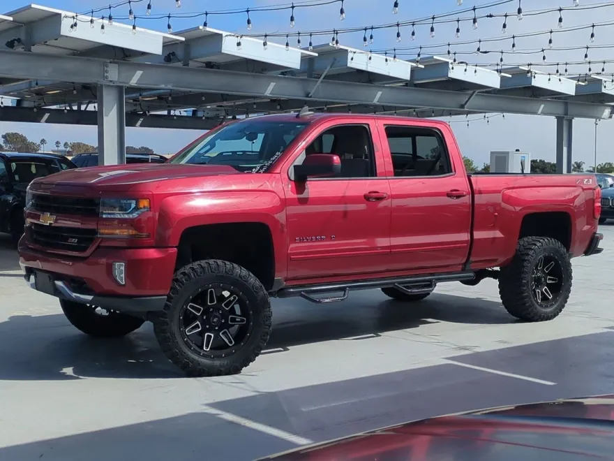 2018 Chevrolet Silverado 1500 LT photo 1