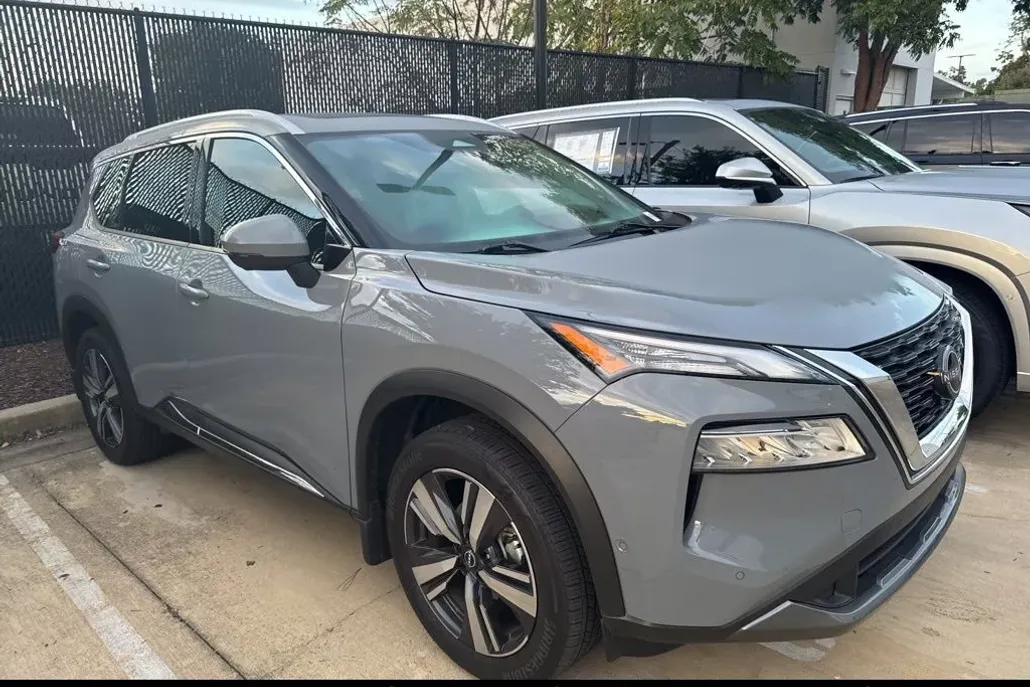 2023 Nissan Rogue SL photo 1