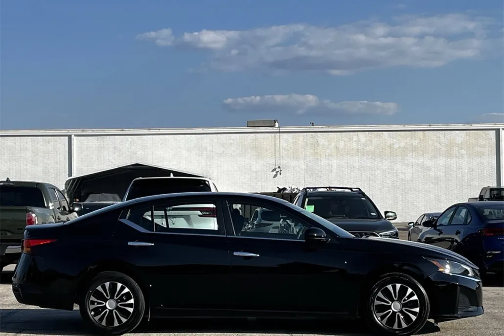 2023 Nissan Altima 2.5 photo 1