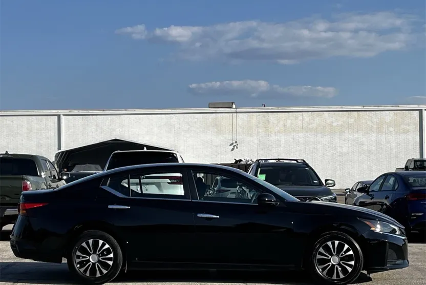 2023 Nissan Altima 2.5 photo 1