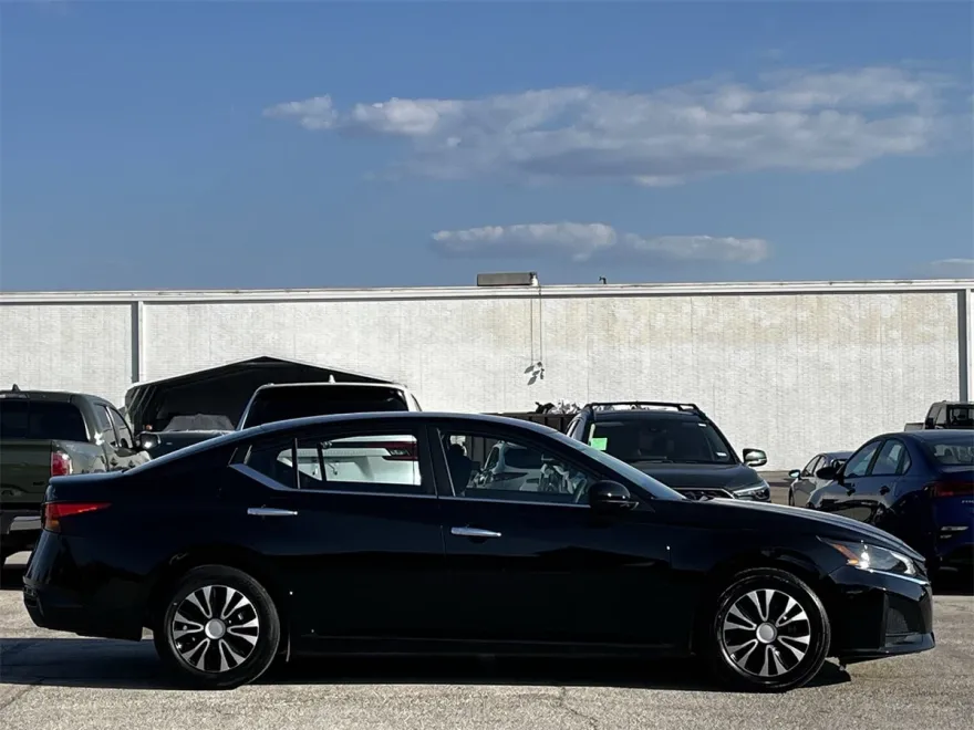 2023 Nissan Altima 2.5 photo 1