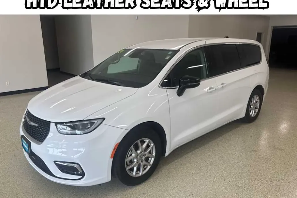 2024 Chrysler Pacifica Touring L photo 1