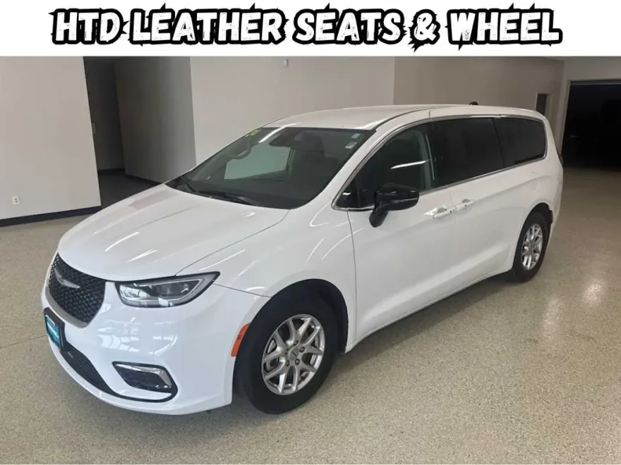 2024 Chrysler Pacifica Touring L photo 1