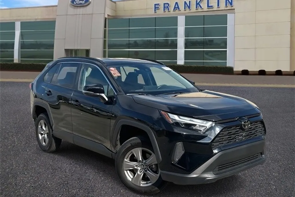 2024 Toyota RAV4 XLE photo 1