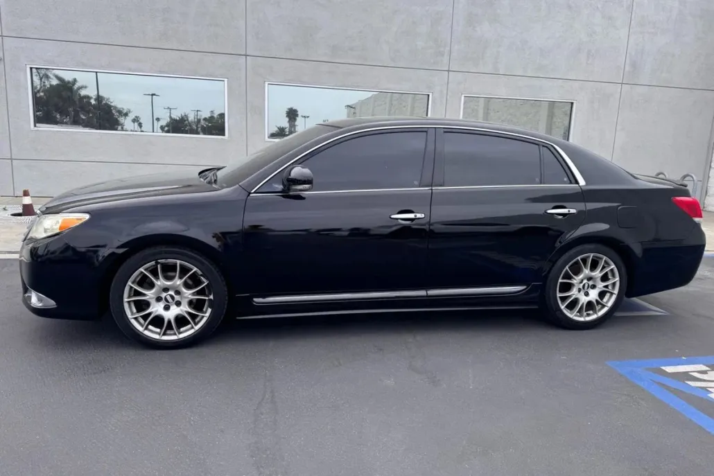 2011 Toyota Avalon Limited photo 1