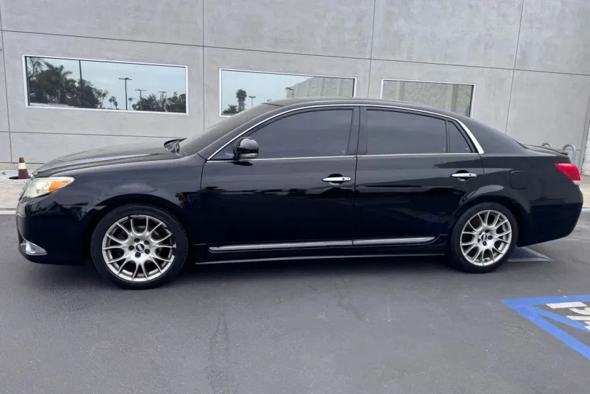2011 Toyota Avalon Limited photo 1