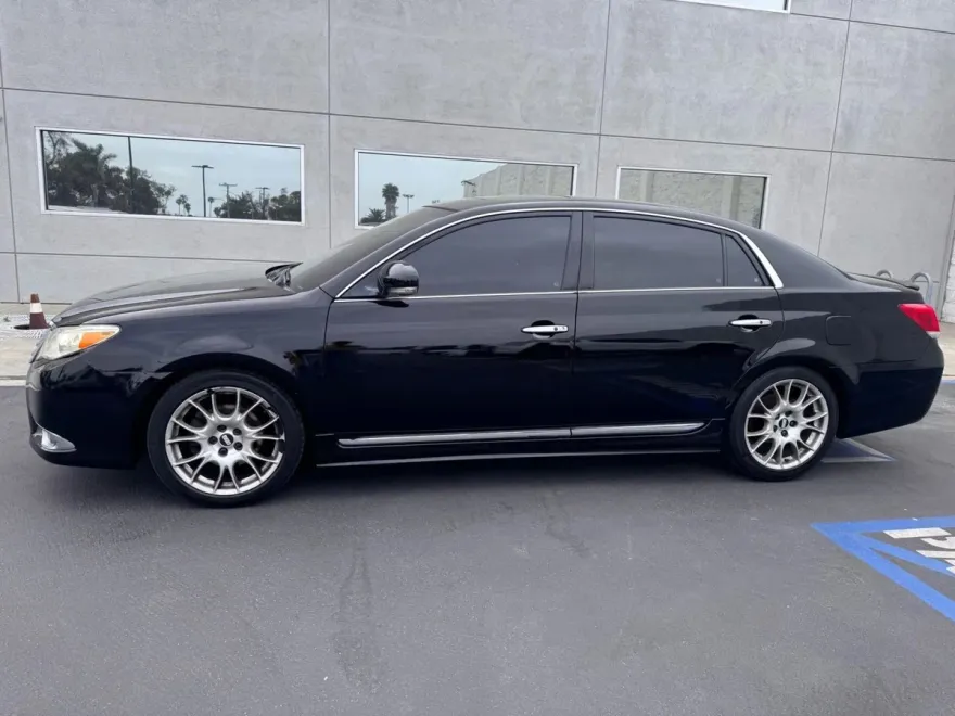2011 Toyota Avalon Limited photo 1