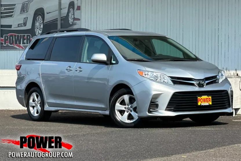 2020 Toyota Sienna LE photo 1