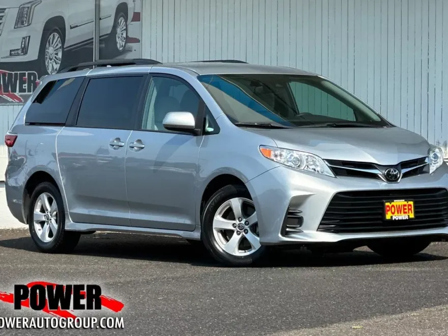2020 Toyota Sienna LE photo 1