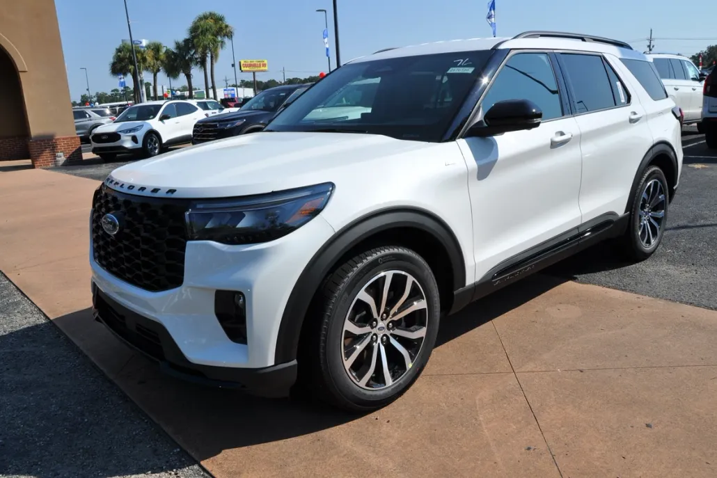 2025 Ford Explorer ST-Line photo 1