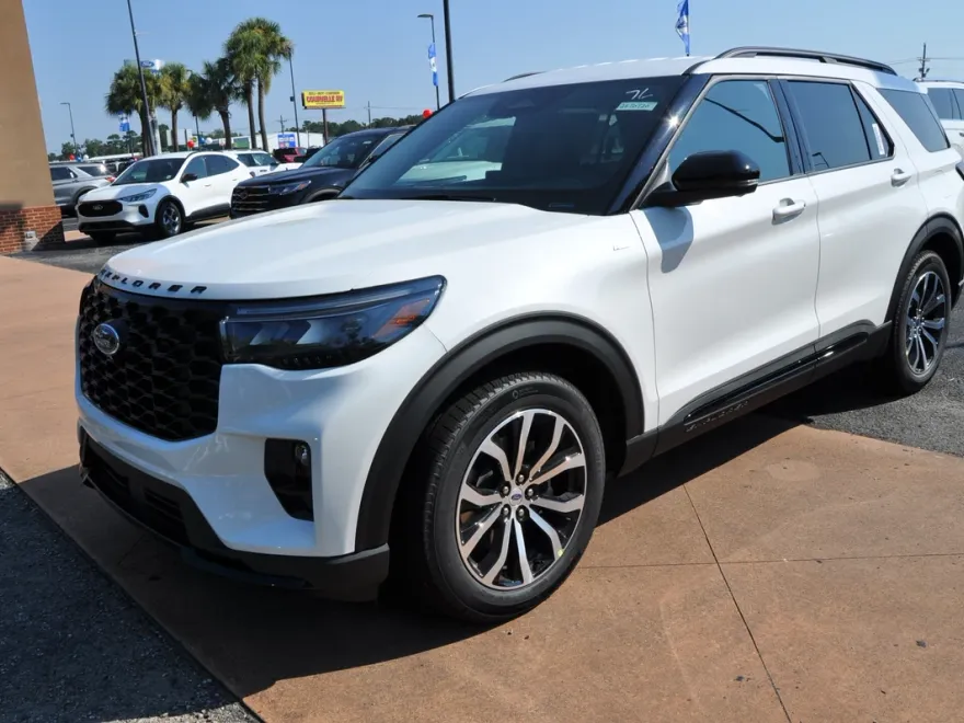 2025 Ford Explorer ST-Line photo 1