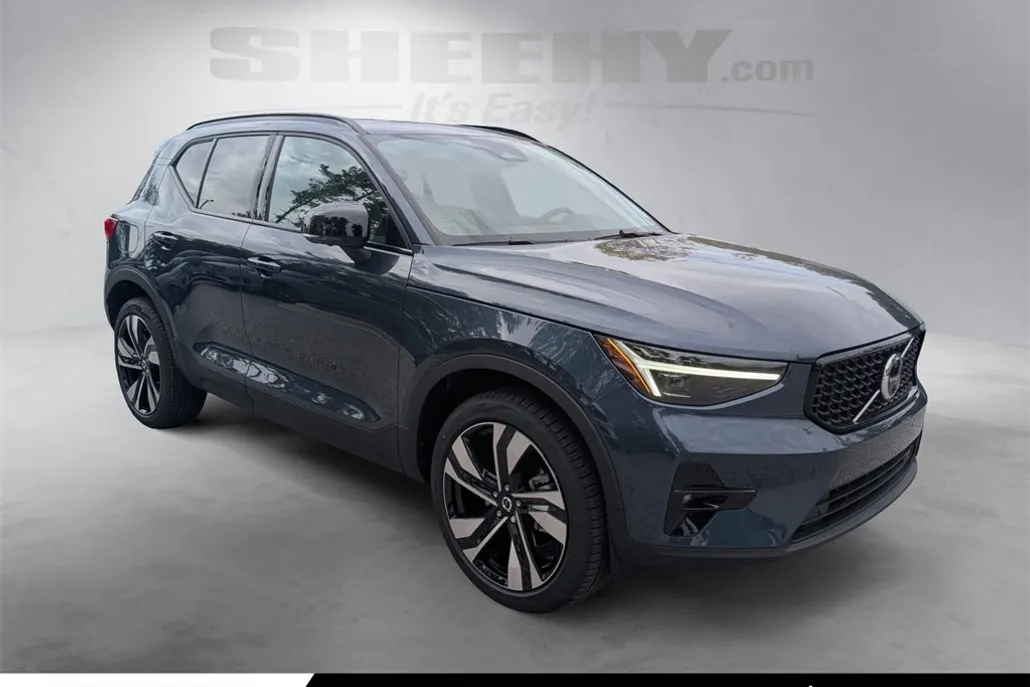 2026 Volvo XC40 AWD photo 1