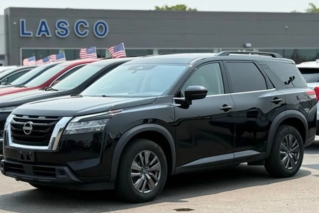 2022 Nissan Pathfinder SV photo 1