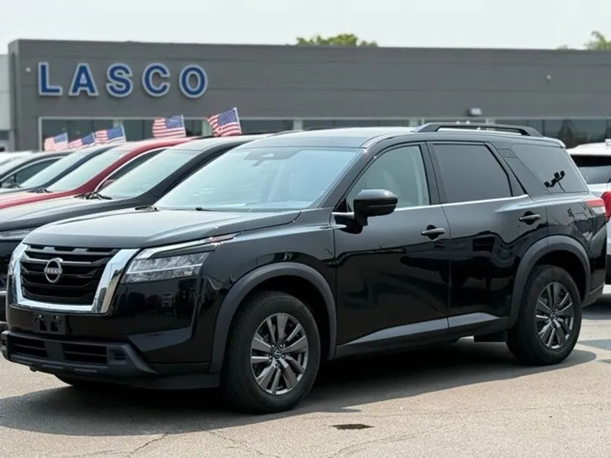 2022 Nissan Pathfinder SV photo 1