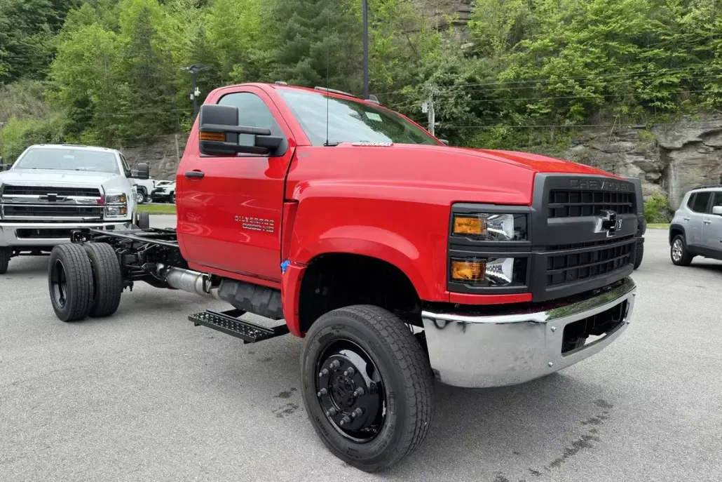 2024 Chevrolet Silverado 5500HD LT photo 1