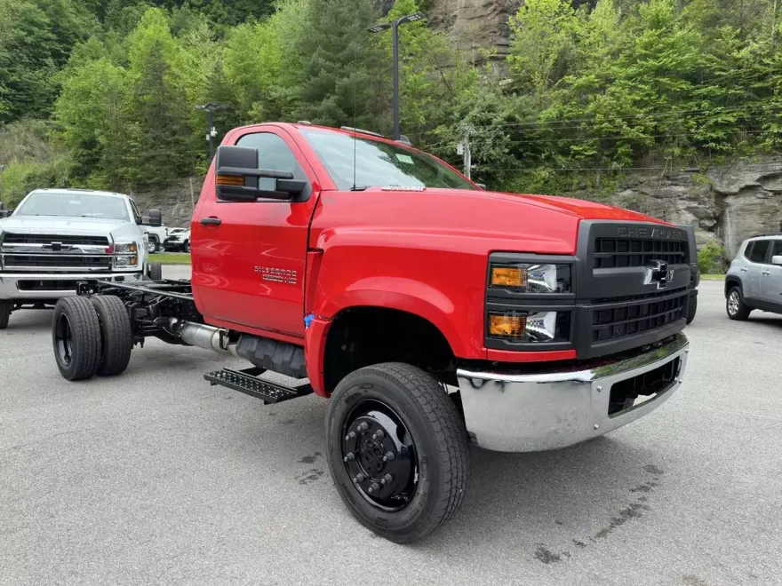 2024 Chevrolet Silverado 5500HD LT photo 1