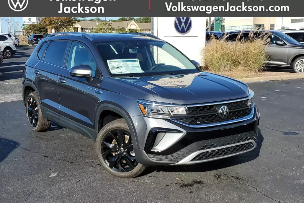 2024 Volkswagen Taos SE photo 1