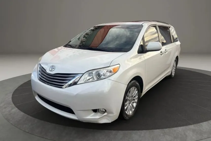 2017 Toyota Sienna Limited XLE Premium photo 1