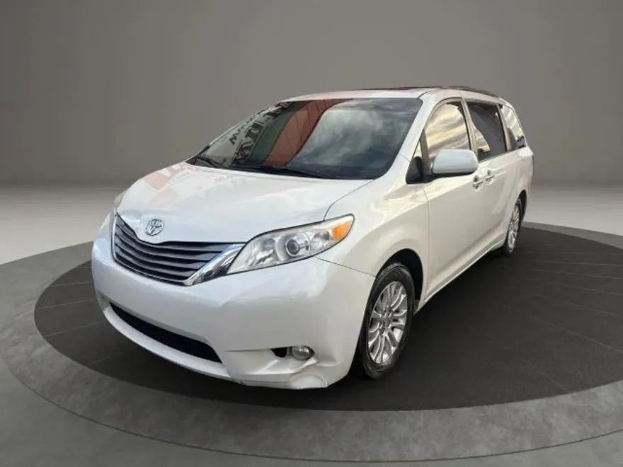 2017 Toyota Sienna Limited XLE Premium photo 1