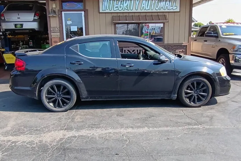 2014 Dodge Avenger SE photo 1