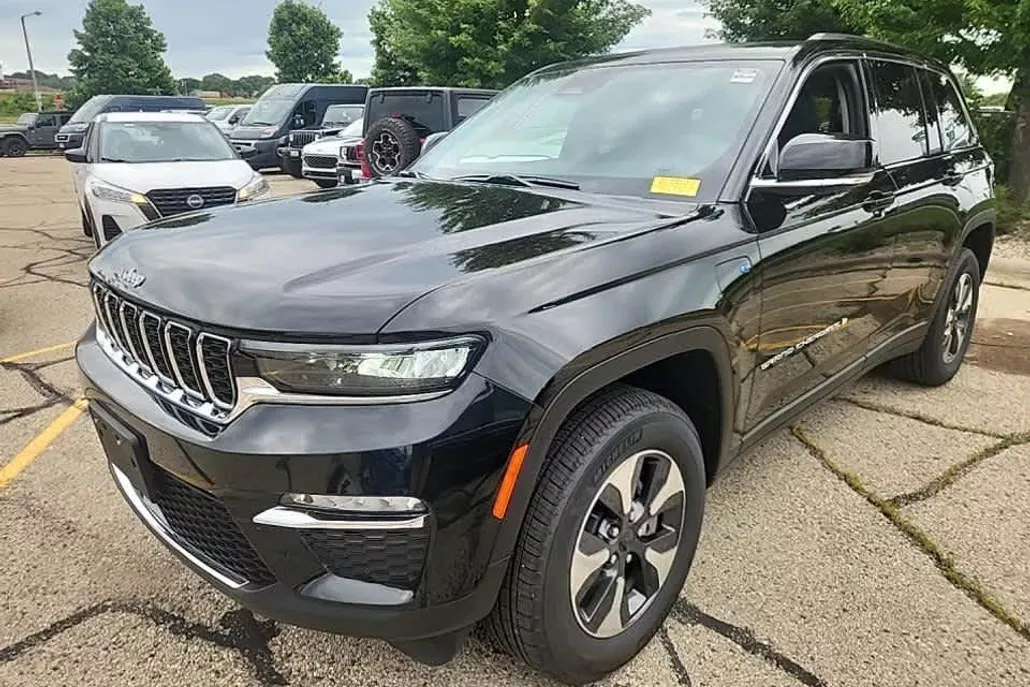 2024 Jeep Cherokee Limited 4xe photo 1