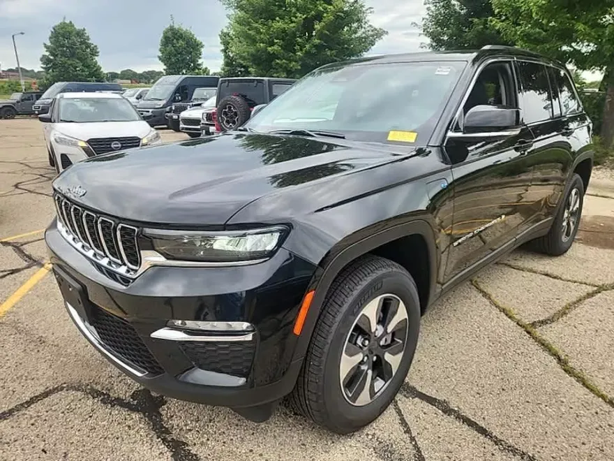 2024 Jeep Cherokee Limited 4xe photo 1