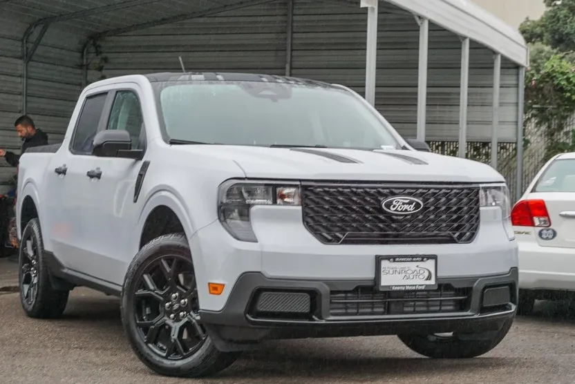 2025 Ford Maverick XLT photo 1