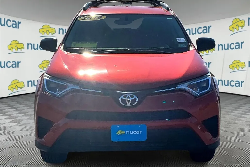 2016 Toyota RAV4 LE photo 1