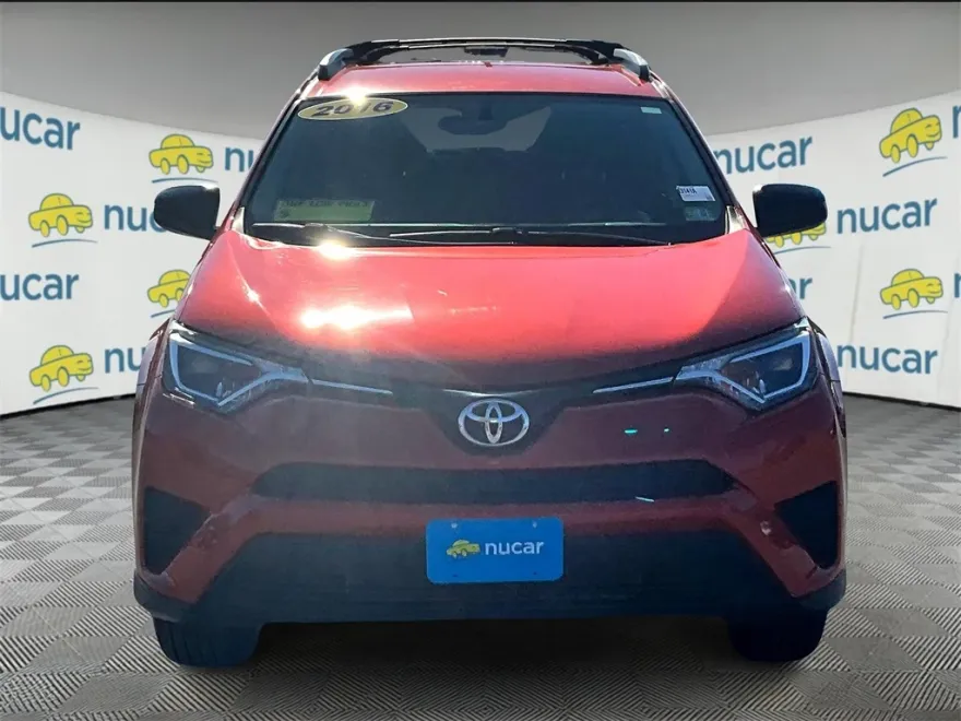 2016 Toyota RAV4 LE photo 1