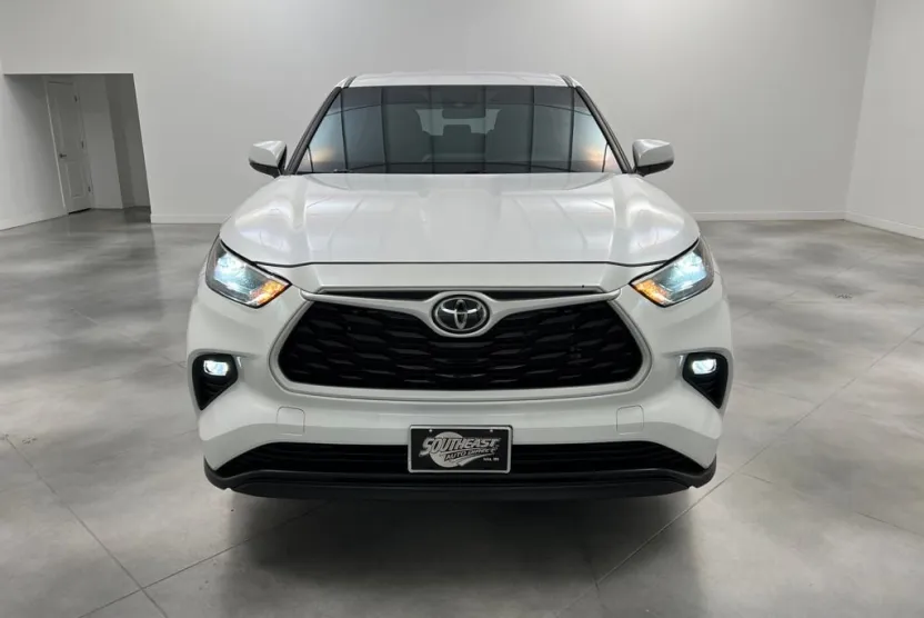 2023 Toyota Highlander LE photo 1
