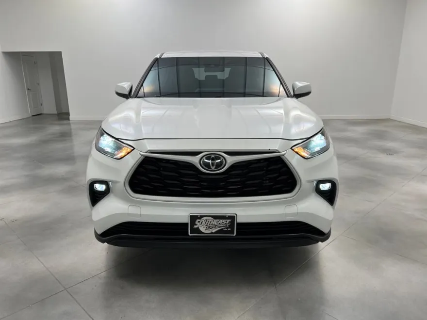 2023 Toyota Highlander LE photo 1