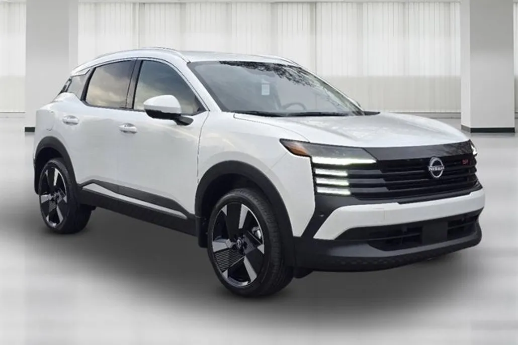 2025 Nissan Kicks SR photo 1