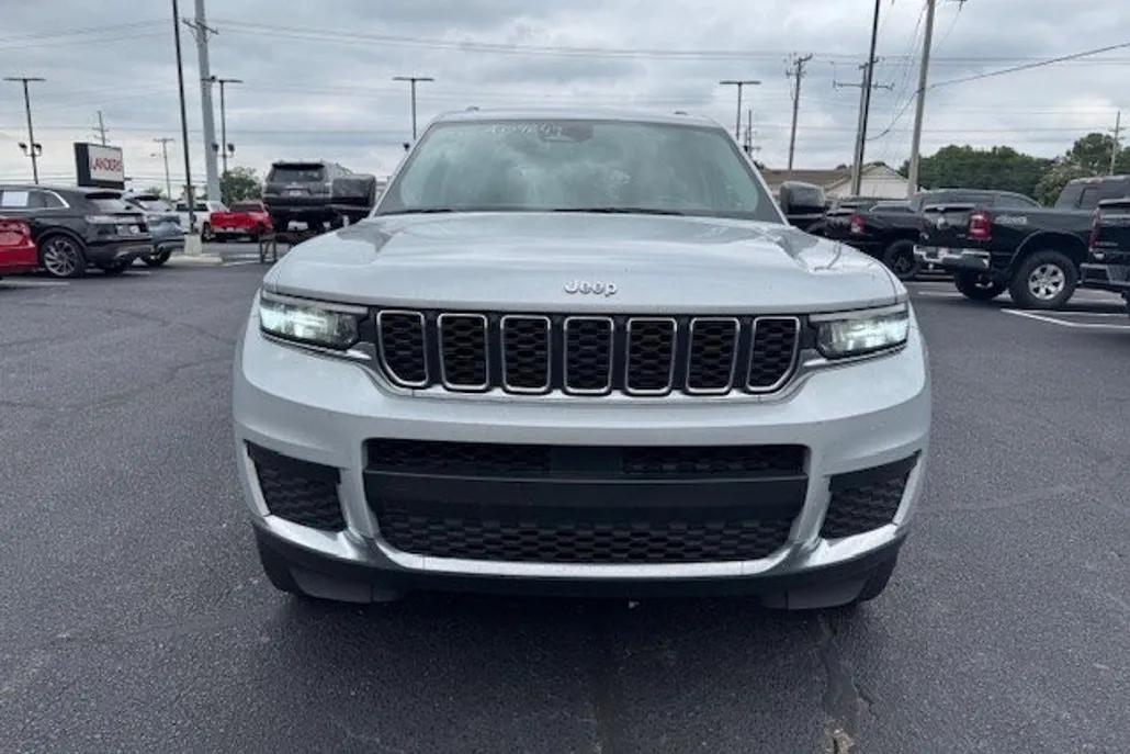 2023 Jeep Grand Cherokee Laredo photo 1