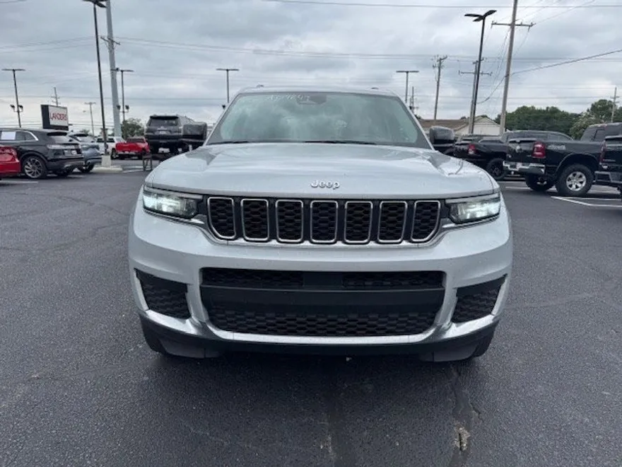 2023 Jeep Grand Cherokee Laredo photo 1