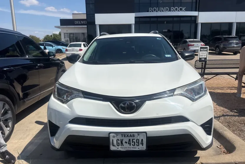 2018 Toyota RAV4 LE photo 1
