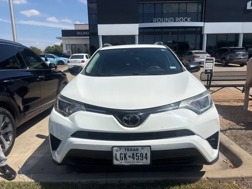 2018 Toyota RAV4 LE photo 1