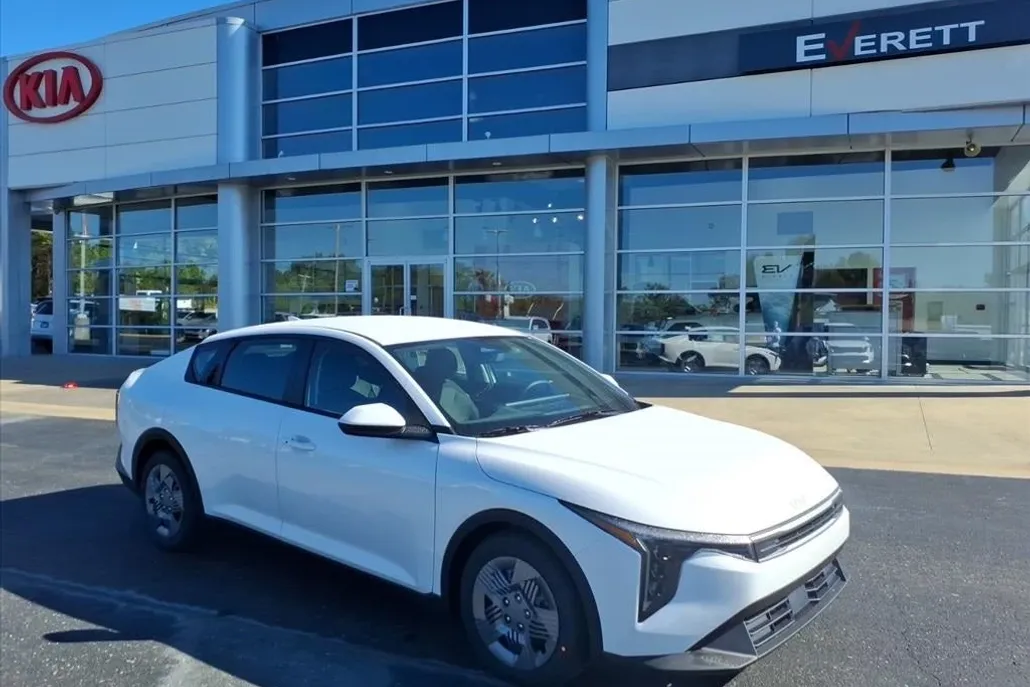 2025 Kia K4 LX photo 1
