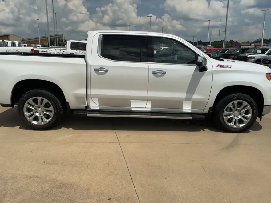 2024 Chevrolet Silverado 1500 LTZ photo 1