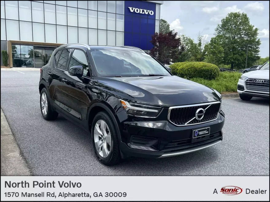 2020 Volvo XC40 Momentum photo 1