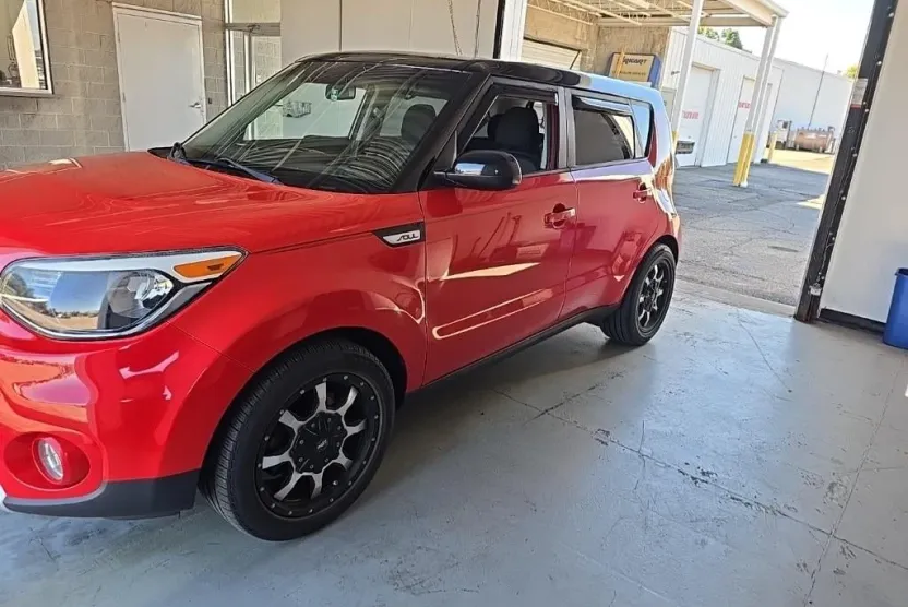 2017 Kia Soul Plus photo 1