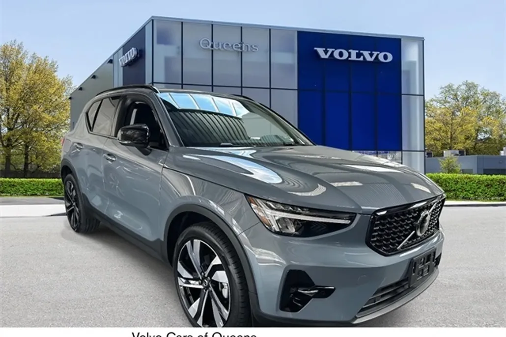 2023 Volvo XC40 Plus photo 1