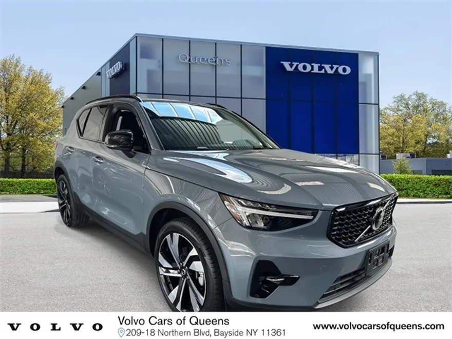 2023 Volvo XC40 Plus photo 1