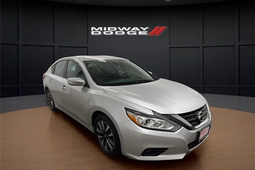 2017 Nissan Altima 2.5 SV photo 1