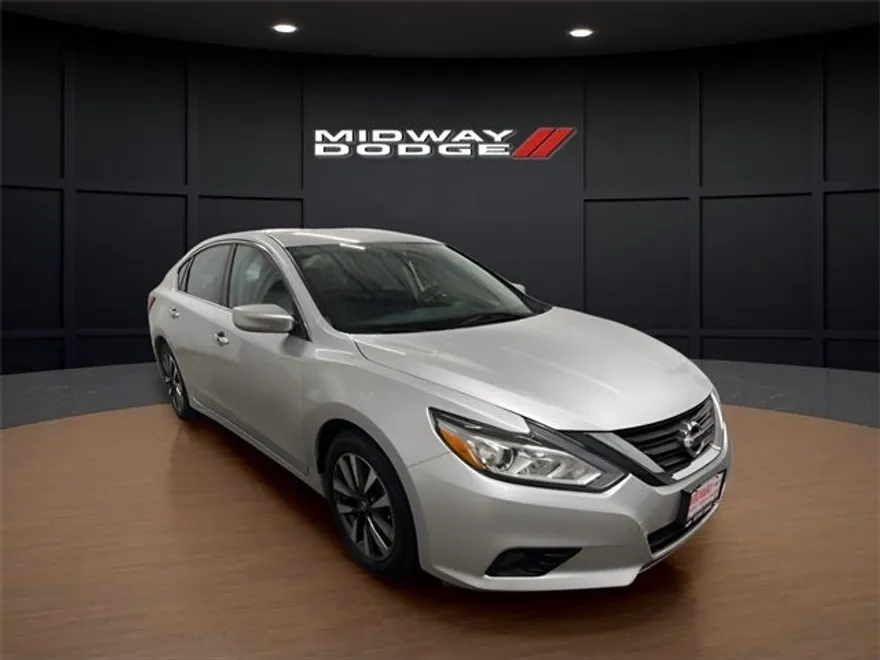2017 Nissan Altima 2.5 SV photo 1