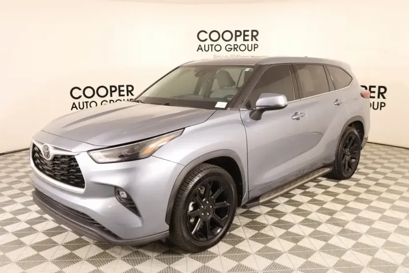 2022 Toyota Highlander LE photo 1