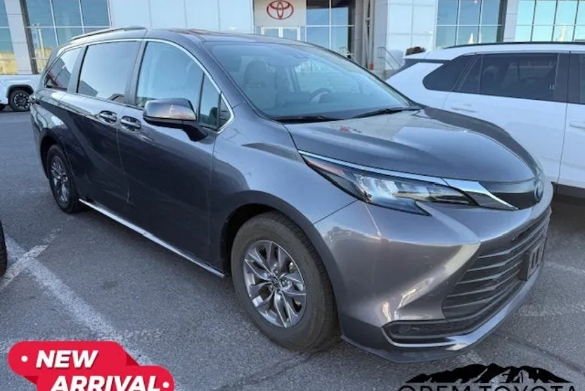 2024 Toyota Sienna LE photo 1