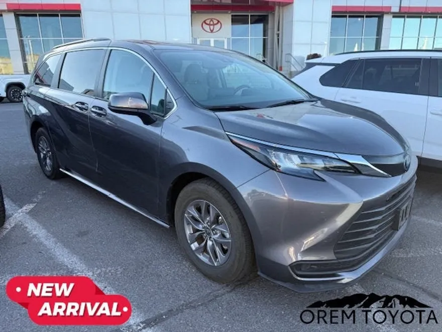2024 Toyota Sienna LE photo 1