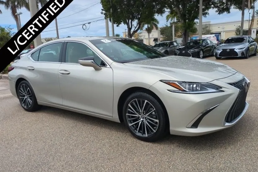 2025 Lexus ES 300h photo 1