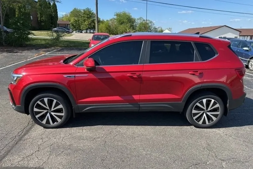 2022 Volkswagen Taos SE photo 1